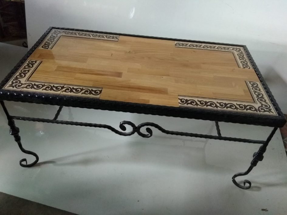 שולחן עץ מסגרת קרמיקה חלקית גלים